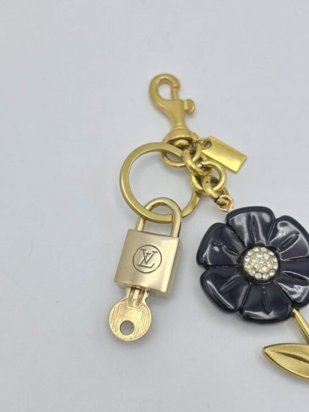 Authentic Louis Vuitton Gold Lock 🔒 Unbranded Flower Keychain Bag Charm LV - Picture 9 of 9